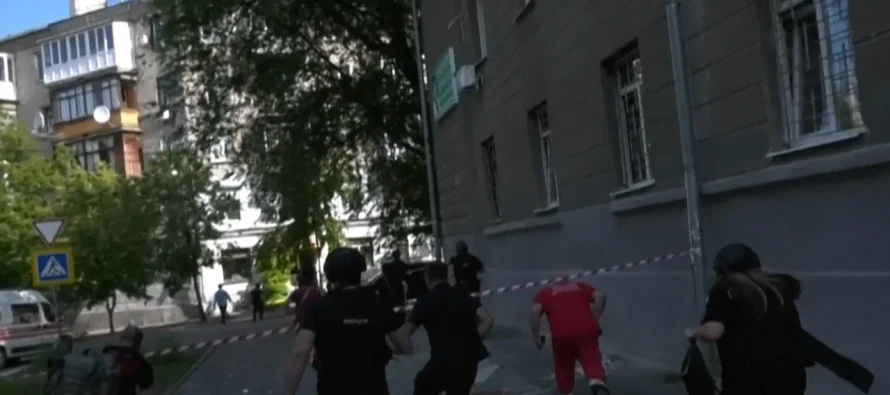 Sulme me raketa në Ukrainë! Ekipet e shpëtimit vrapojnë për të shpëtuar banorët