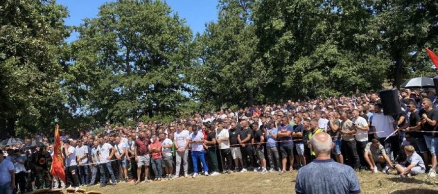 Shkoi i uniformuar në të pame te familja e Faton Hajrizit, suspendohet komandanti i policisë në Skenderaj