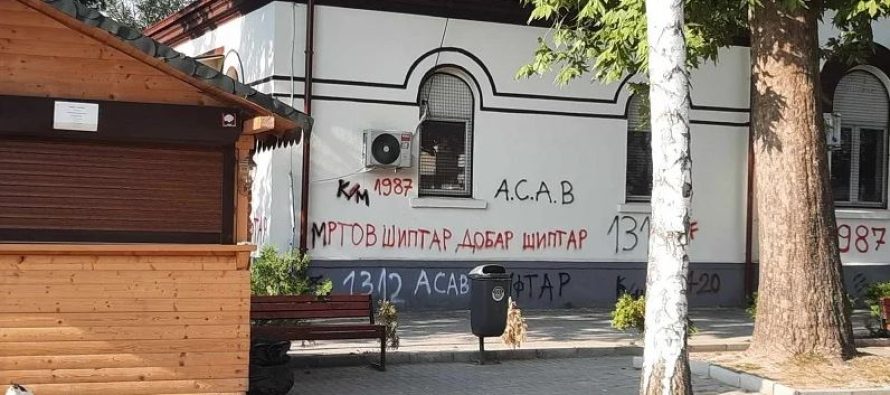 Grafite që duan vdekjen e shqiptarëve!
