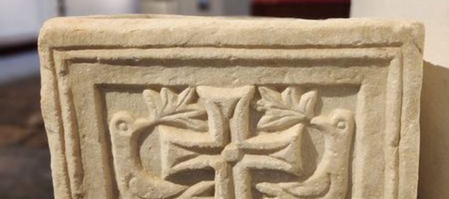 Muzeu “Onufri” ekspozon relikuarin e mermertë të shek. VI