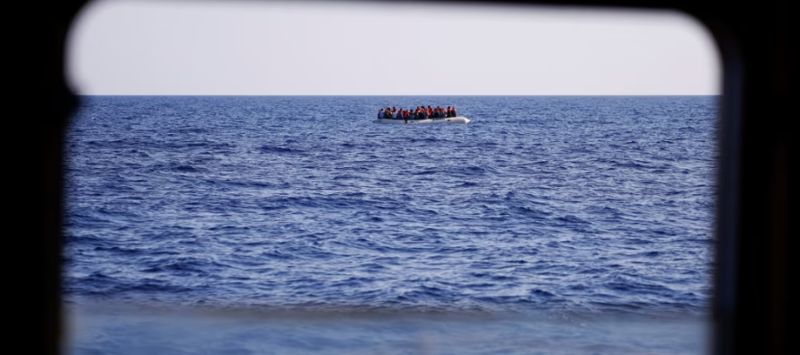 Shpëtohen shtatë emigrantë, zhduken 21 të tjerë pas fundosjes së anijes në Itali