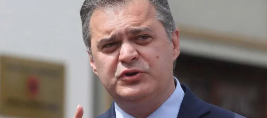 A duhet të armatoset Shqipëria?