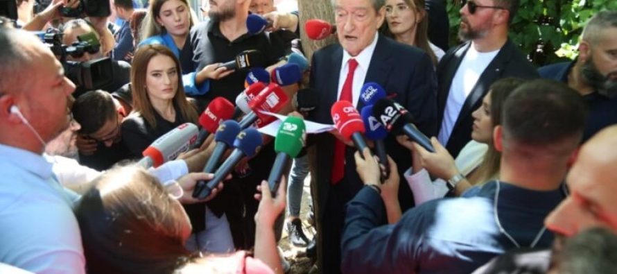 Tensione përpara zyrave të SPAK-ut në Shqipëri, mbështetësit e Berishës përplasen me policinë