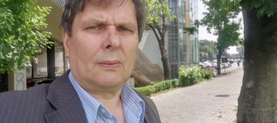 Kush e hedh gurin dhe fsheh dorën për gjuhën?