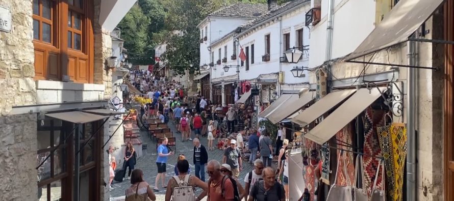 Turistët tërhiqen nga arti i rrugës në Gjirokastër