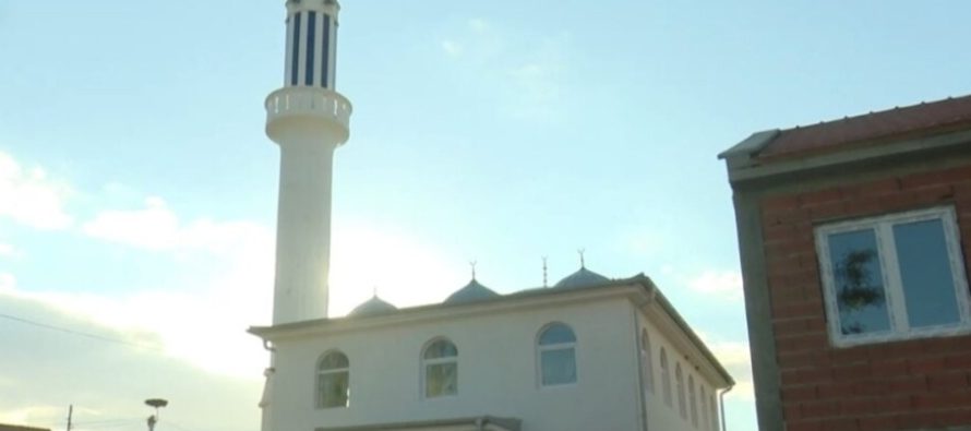 Në mungesë të shkollës, filloristët në Çashkë fillojnë mësimin në mekteb të xhamisë