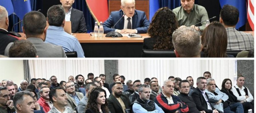 Ahmeti mblodhi ish-funksionarët partiakë