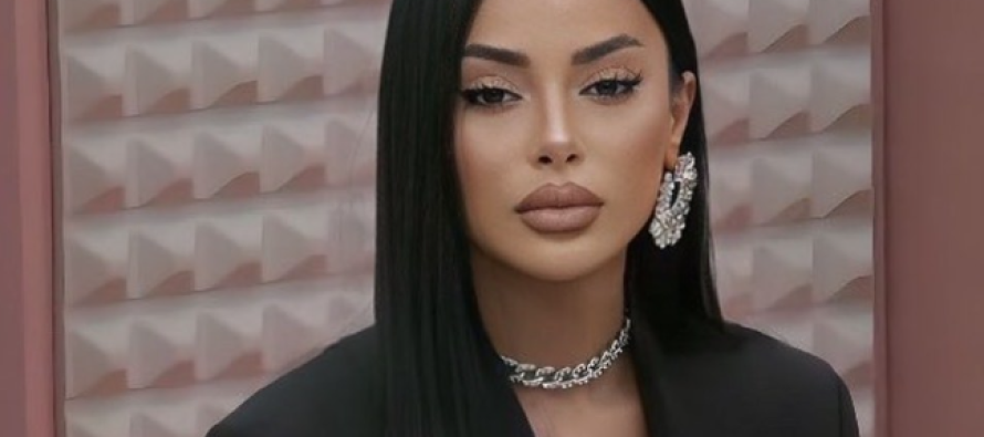 Kaderi poston foto nga dhoma e gjumit, thotë se është më e lumtur se kurrë