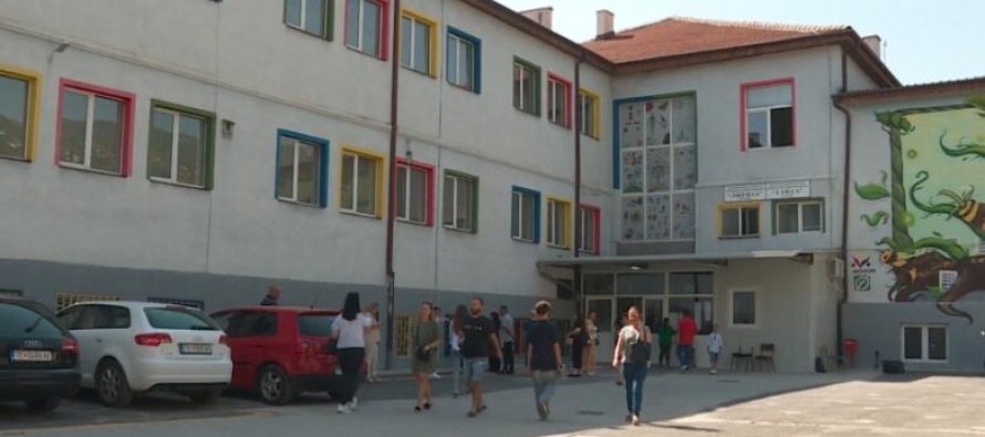 Mbi 20 mijë libra mungojnë për nxënësit e shkollave të Tetovës