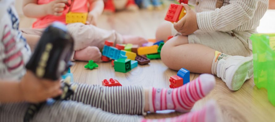 Krizë me kopshtet, shumë fëmijë mbeten në shtëpi