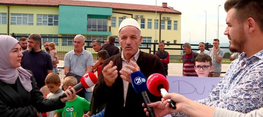 Banorët e Vizbegut bashkë me fëmijët protestojnë për hapjen e shkollës