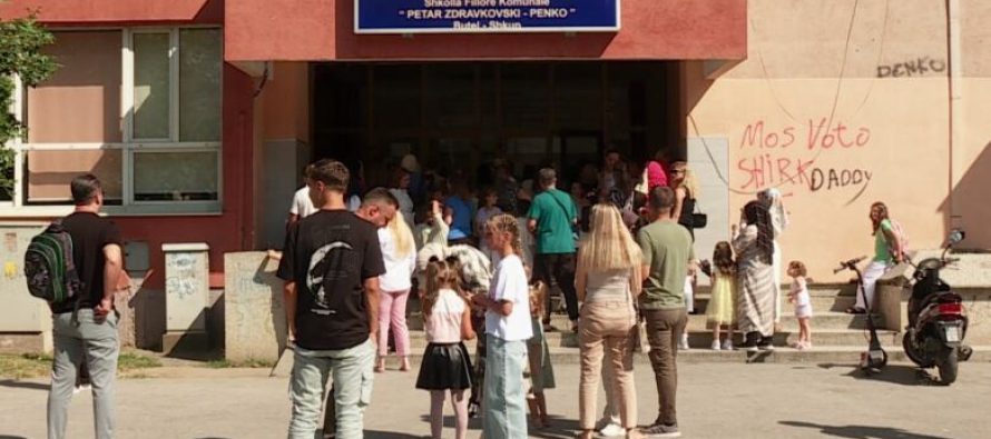 Nxënësit e shkollave fillore dhe të mesme iu rikthyen bankave shkollore
