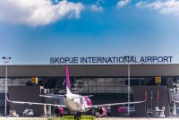 Aeroporti i Shkupit nën lupë: Dy zhvillime brenda pak orësh, pikëpyetje për sigurinë dhe kontrollin