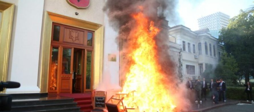 Flakët në parlament/ PS kërkon përjashtimin e 24 deputetëve të opozitës