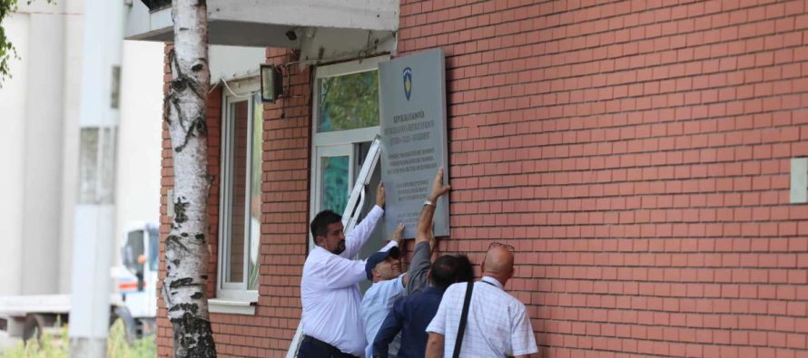 Policia fton në intervistim pesë serbë rreth mbylljes së komunave paralele në veri