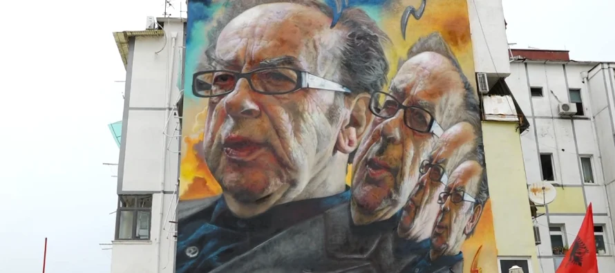 Një murale për Kadarenë! Realizohet në Bulevardin e Ri nga argjentinasi Maximiliano Bagnasco