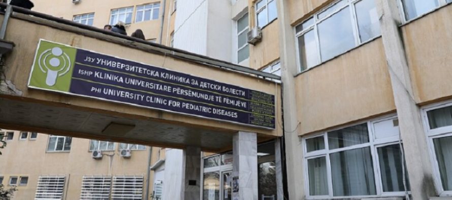Një fëmijë nëntë vjeçar nga një shkollë fillore në Shkup ka kërkuar ndihmë mjekësore në Klinikën e fëmijëve
