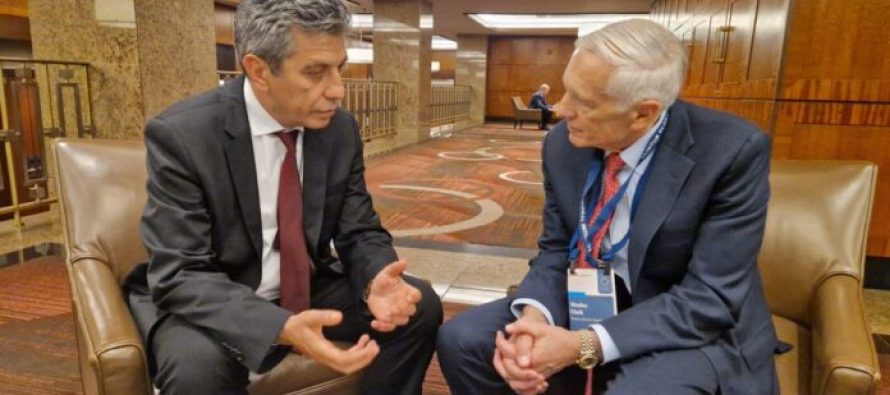 Izet Mexhiti takon ish-komandantin e Forcave të NATO-s Wesley K.Clark