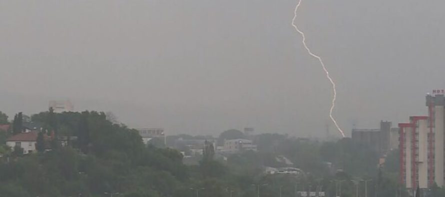 Hidrometeorologët paralajmërojnë mot të paqëndrueshëm me reshje të shiut dhe stuhi