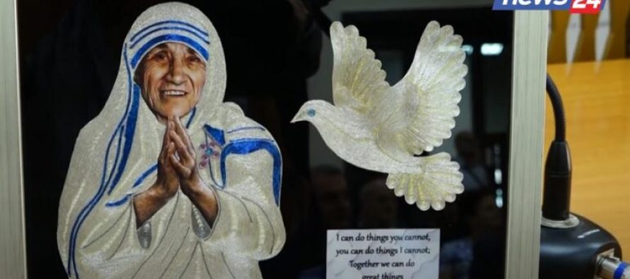 Kritikat/ “Nënë Tereza nuk ishte mikeshë diktatorësh, pse çoi lule te varri i Enver Hoxhës”, leksioni i profesorit të Birmingamit
