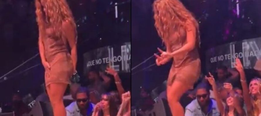 Shakira detyrohet të largohet nga skena, pasi dikush përpiqet ta filmojë poshtë fustanit
