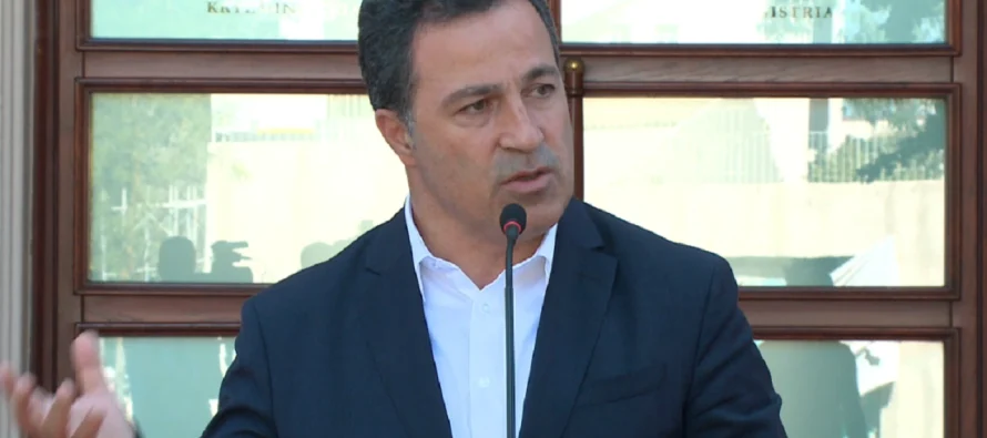 Mbledhja e grupit të PS, Peleshi: Nuk ka vendim për mandatin e Olta Xhaçkës, do të zbatojmë vendimin e GJK
