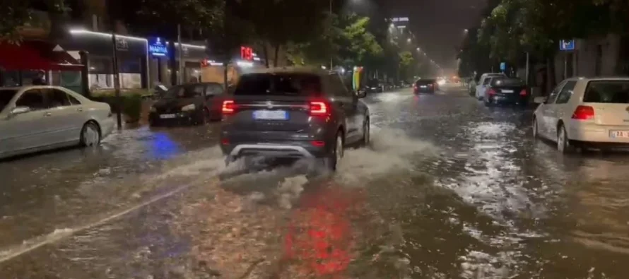 Reshjet e shiut përmbytin Shkodrën, krijohen probleme në qarkullim. Në disa zona nuk ka energji elektrike