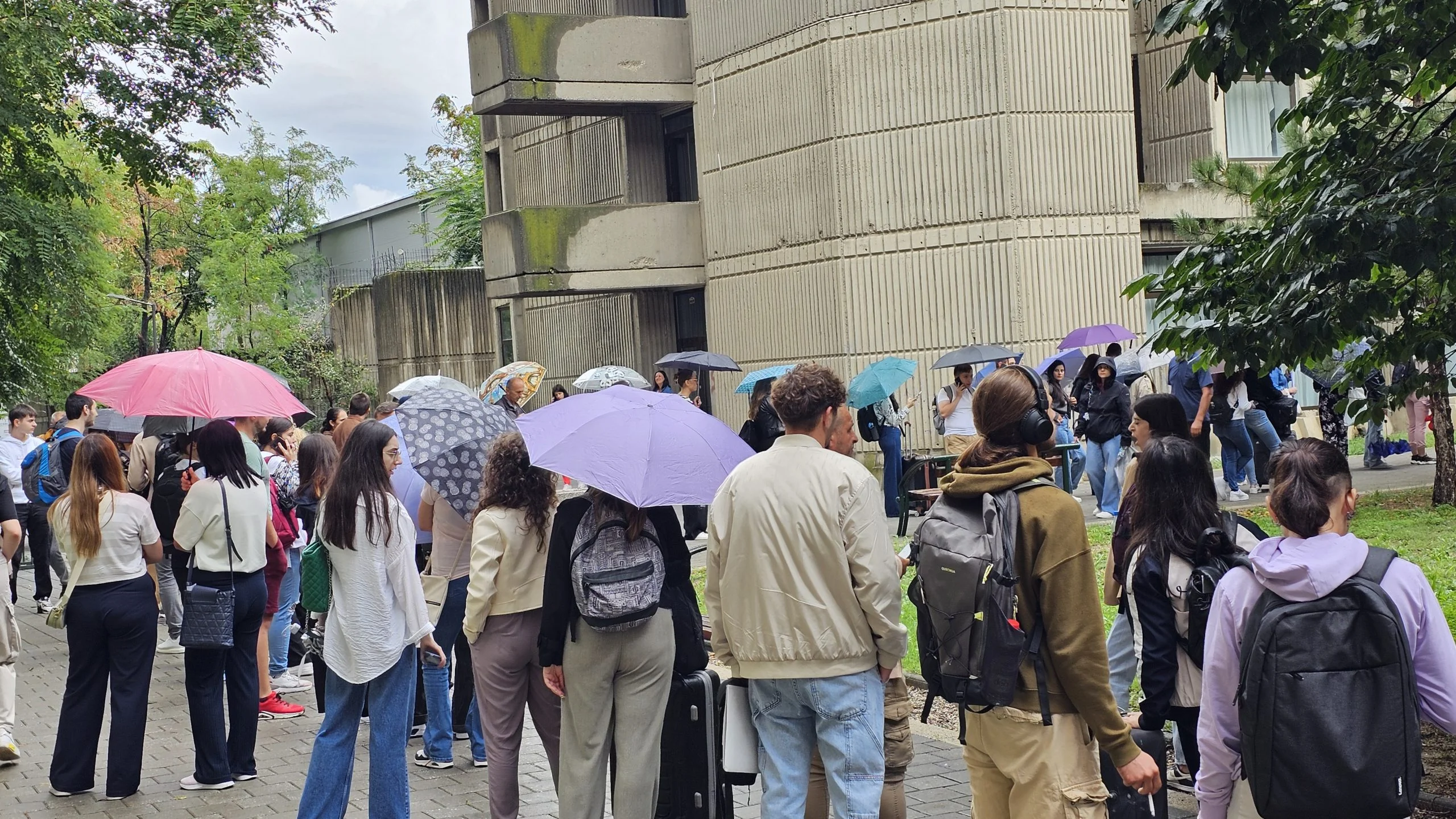 Radhë të gjata në kohë me shi, studentët presin me orë të tëra të akomodohen në konviktin “Goce Dellçev” Shkup