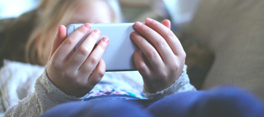 Suedia vendos rregulla, ndalohet për 2-vjeçarët, adoleshentët vetëm 3 orë në celular