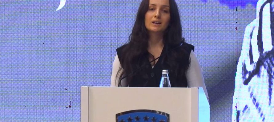 “Një vit pa ty babi, heroi i Kosovës”/ Përlot me fjalimin vajza e Afrim Bunjakut: Askush s’e mbush boshllëkun tënd, ishe dhe do të mbetesh krenaria e shtetit