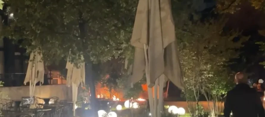 Hidhet molotov drejt selisë së Partisë Socialiste/ Përfshihet nga flakët godina, shpërthim në këmbët e gazetarëve