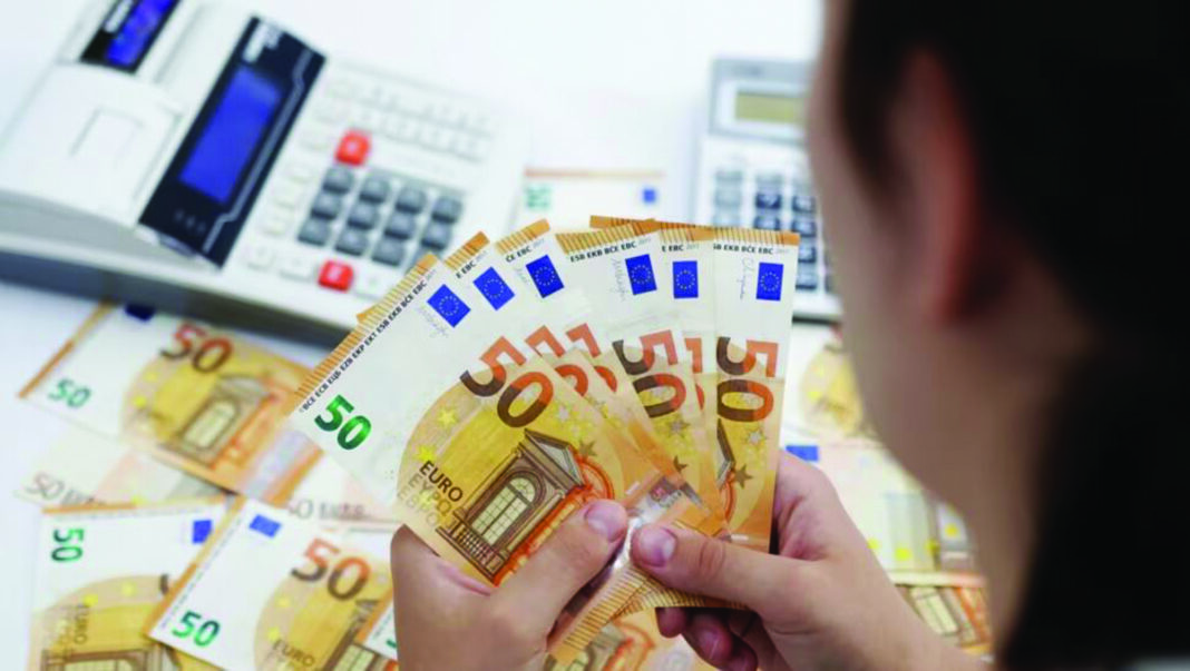 Gjendet me dokumente dhe mbi 5.000 euro, 18-vjeçari nga Dellçeva i dorëzon në polici