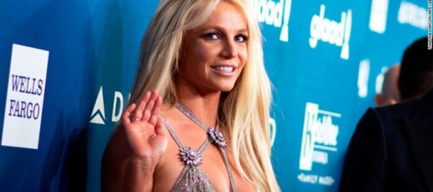 Provokon sërish Britney Spears, kërcen para kamerës me të brendshme