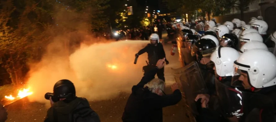 Shpërthimi i molotovëve dhe përplasjet e dhunshme me protestuesit/ 10 policë të plagosur në tubimin e opozitës