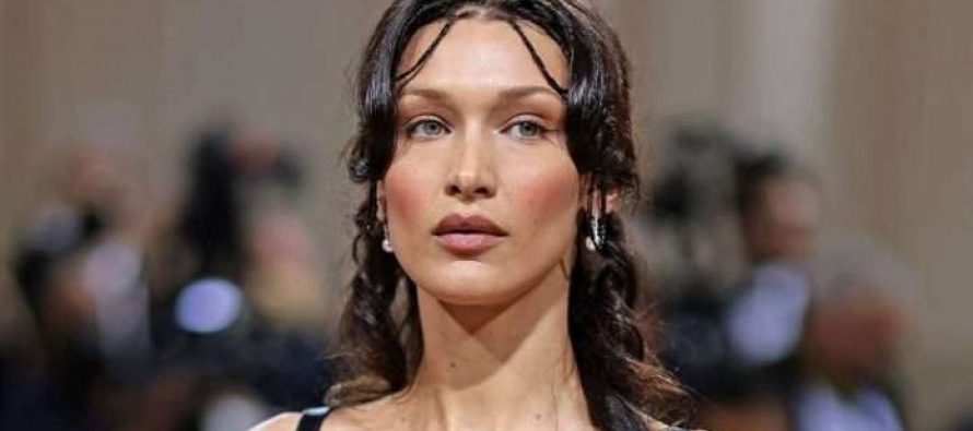 U shpall një nga femrat më të bukura në botë, por si dukej Bella Hadid para operacioneve plastike