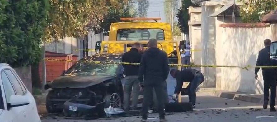 I riu humbi jetën teksa i vendoste eksploziv makinës