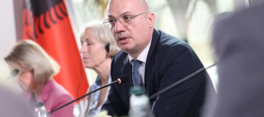 Igli Hasani mohon të ketë përplasje mes Edi Ramës dhe Albin Kurtit