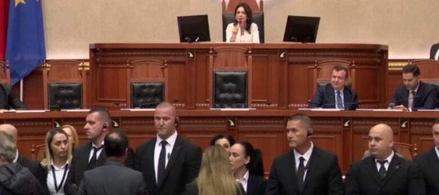 Vijojnë tensionet në kuvendin e Shqipërisë, deputetët e opozitës përplasën me gardistët