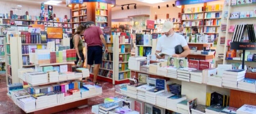 Shqiptarët lexojnë më pak libra, të rinjtë po largohen nga leximi