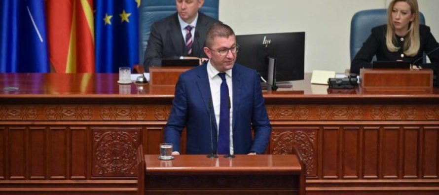 Mickoski – Apasievit: Nënshkruani amendamente me Maqedoninë e Veriut, nga e njëjta merr rrogë dhe financoni partinë, derisa shijon plazhet e Egjeut dhe blini hapësira afariste në kryeqytet