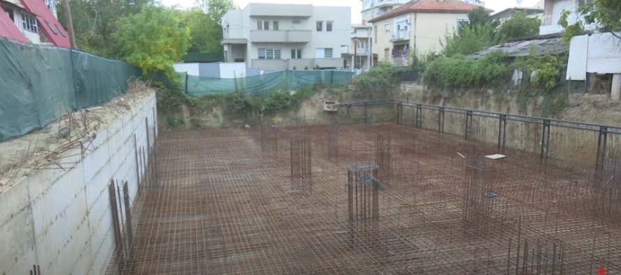 Ndërtimi përballë Shtëpisë së Pleqve në Çair, pronari thotë se ka leje, komuna demanton