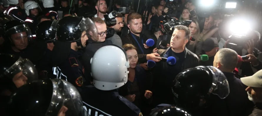 Tubimi në kryeqytet/ Vokshi dhe Noka përplasen me Policinë, protestuesit tentojnë të thyejnë kordonin