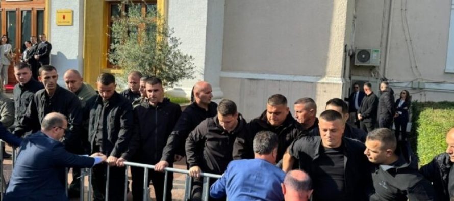 Tensione në Kuvendin e Shqipërisë, opozita vazhdon mosbindjen duke kërkuar qeveri teknike