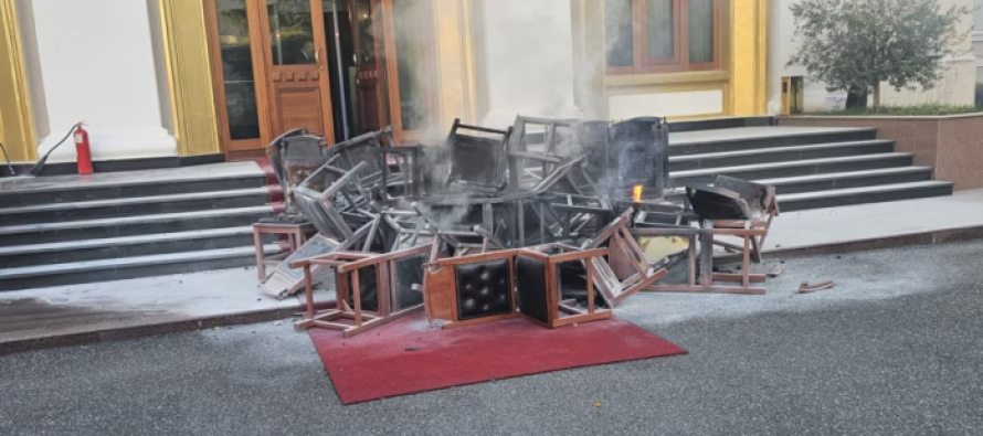 Kaosi në Kuvendin e Shqipërisë: Përjashtohen me 60 ditë deputetët Bardhi, Noka dhe Nallbati – ndëshkime edhe për të tjerë
