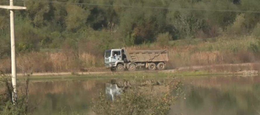 Banorët e Konjares kërkojnë të ndalohen gërmimet për nxjerrjen e rërës dhe zhavorrit