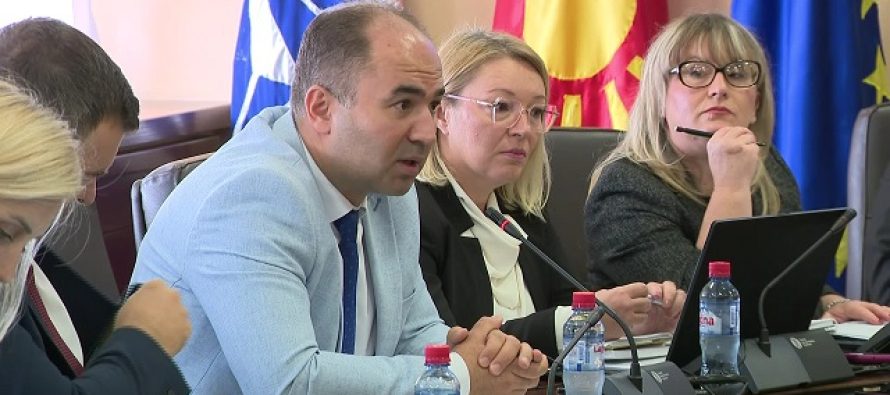 Largimi i kuadrove nga vendi, përplasen pushteti dhe opozita