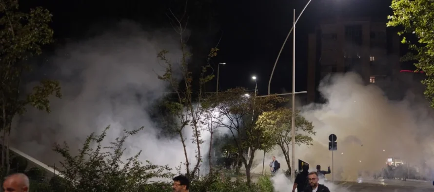 Destinacioni i radhës i protestuesve të opozitës, Kuvendi! Policia hedh gaz lotsjellës drejt tyre