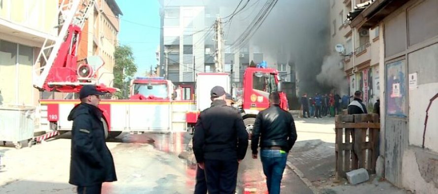 Zjarr në bodrumin e një ndërtese në Çair, evakuohen banorët