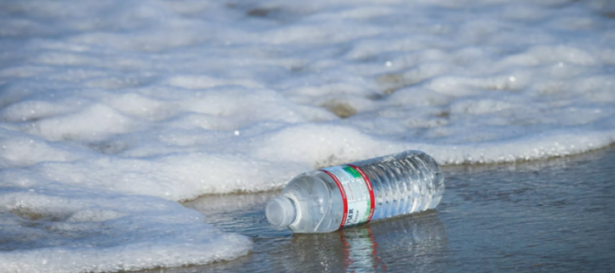 ‘Marrëzia mjedisore’: Ja pse Franca dëshiron të ndalojë ujin në shishe