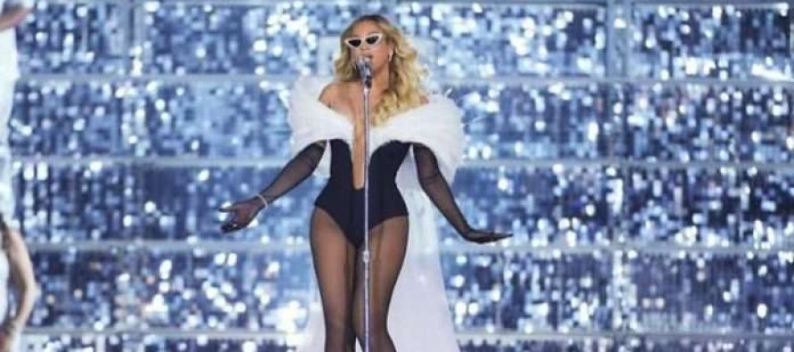 Beyonce duket elegante dhe plot stil me një pallto të zezë dhe krevatë